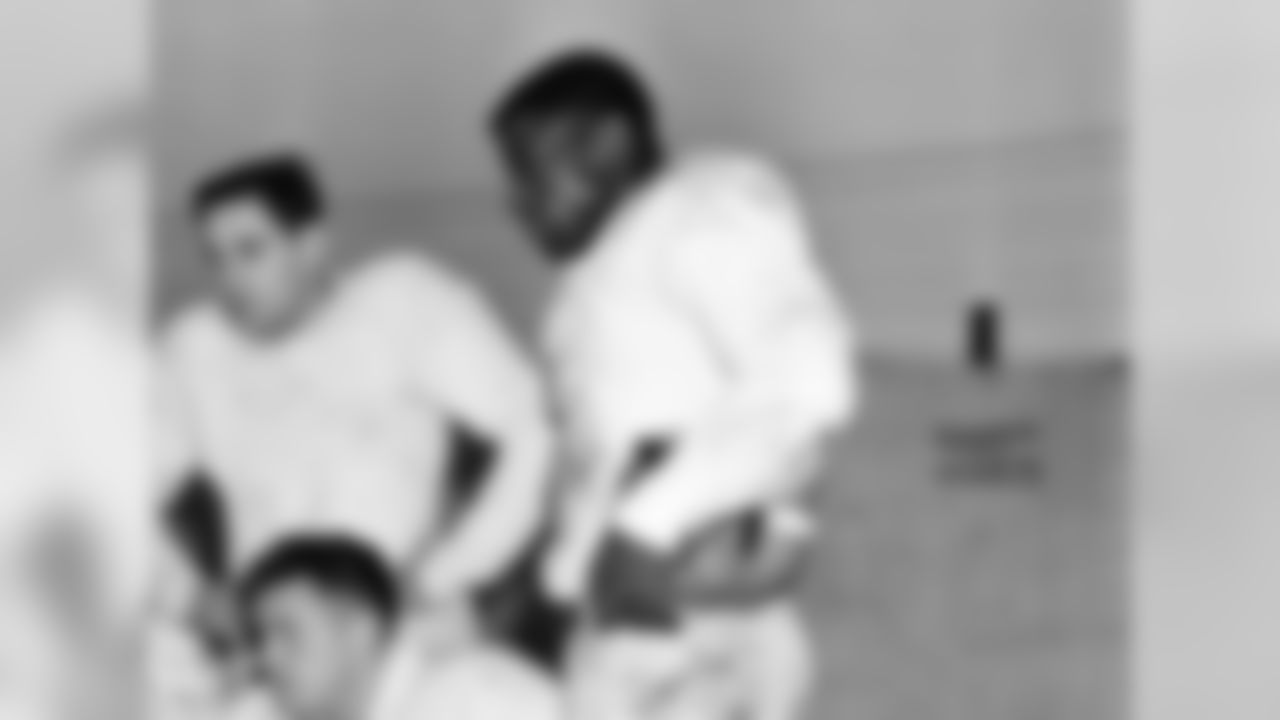 Cleveland Browns, 1946-1953
» One-time NFL champion
» Voted to three Pro Bowls, First Team All-Pro three times
» NFL 1940s All-Decade Team
» Enshrined into the Pro Football Hall of Fame