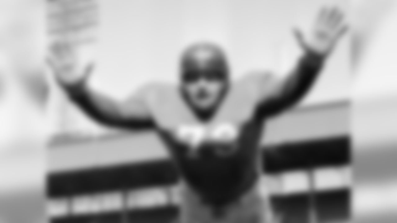 New York Yanks, 2948-1949; New York Giants, 1950-1953
» Two-time NFL champion
» Voted to four Pro Bowls, First Team All-Pro five times
» Enshrined into the Pro Football Hall of Fame